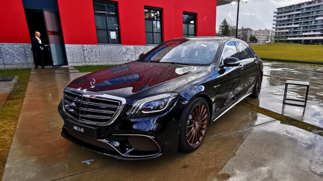 Denní světlo teprve odhalilo charisma posledního Mercedesu s dvanáctiválcem