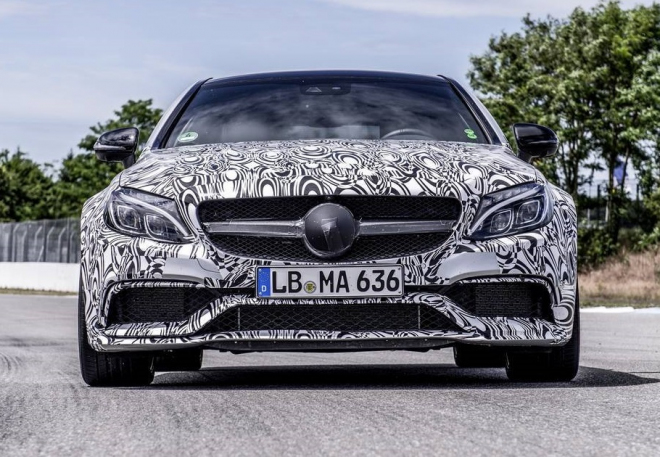 Mercedes-AMG C 63 Coupe se odhalil v maskáčích, stovku dá pod čtyři sekundy