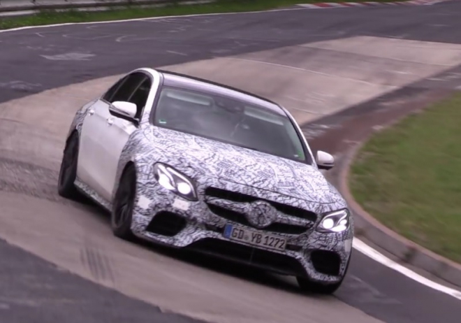Mercedes-AMG E 63 2017 řádí na Ringu, zní až brutálně (video)