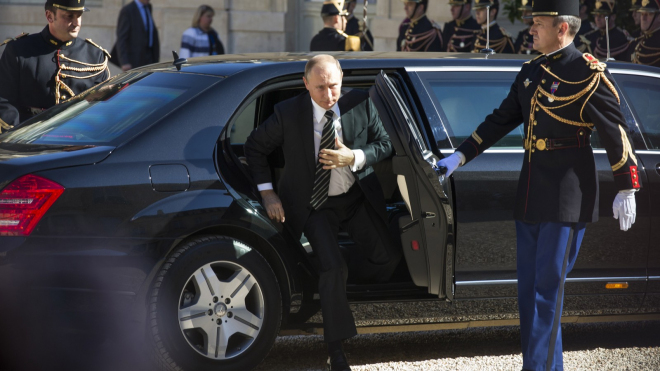 Putin se vrátil ke svému Mercedesu, novou ruskou limuzínu nechává doma. Proč?