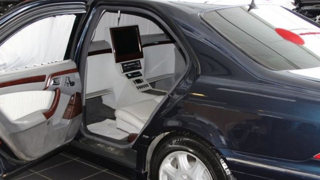 Interiér Putinova obrněného Mercedesu posádce jasně říká, kdo je tu víc