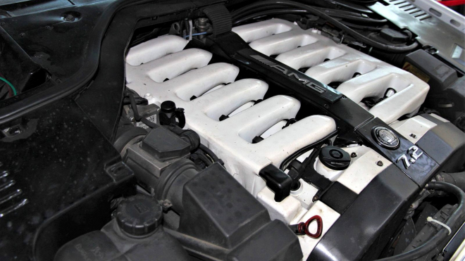 K mání je vzácný vrchol německého luxusu 90. let, má obří motor 7,2 V12