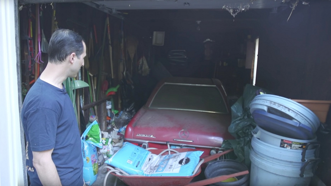 Profíci vytáhli z garáže 37 let nemyté auto a pokusili se mu vrátit původní lesk