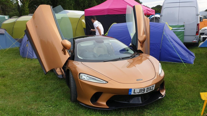 Alespoň jeden z majitelů McLarenů za miliony objíždí Evropu po kempech