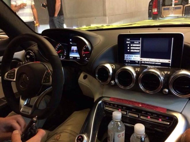 Mercedes-AMG GT odhalil interiér bez kamufláže, náhoda to asi nebude
