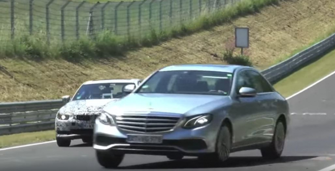Tovární pilot Mercedesu se utrhl na Ringu, s Éčkem ničil prototypy BMW a Hyundai (videa)