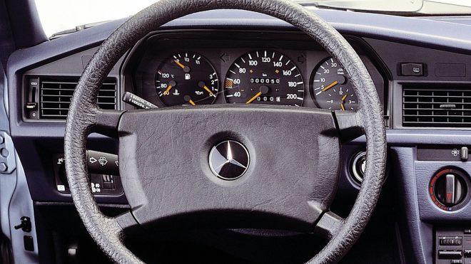 Jízda dekády starým Mercedesem maximálkou po Autobahnu je úžasný návrat do dob sametové revoluce