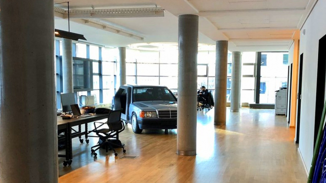 Snad nejstylovější Mercedes-Benz stojí nepojízdný uprostřed kanceláře