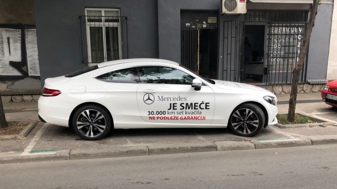 Mercedes odmítl zákazníkovi uznat dvě záruční opravy. Podívejte se, jak mu to nyní vrací
