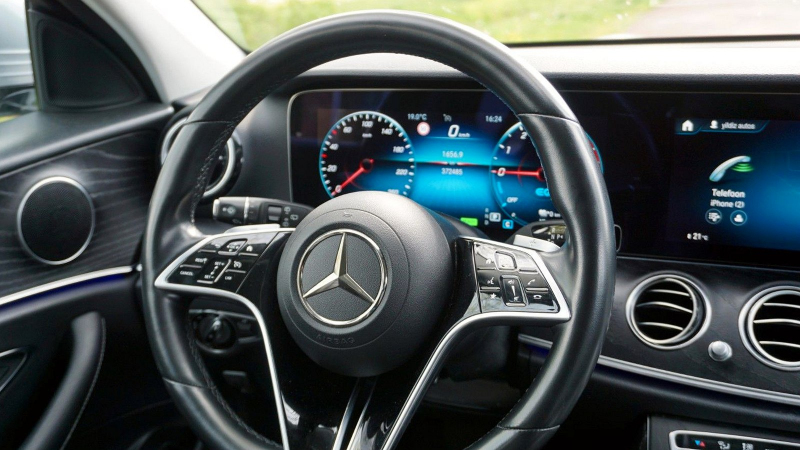 Quelqu’un a conduit une Mercedes moderne sur 370 000 km en deux ans, des fraudeurs tchèques se battent pour elle