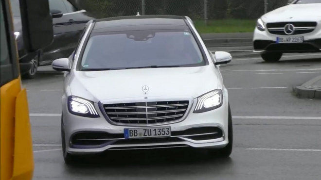 Na ulici nachytali kolonu faceliftovaných Mercedesů S, v řadě verzí (video)