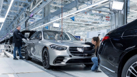 Ani Mercedes se s tím nepáře, zaměstnancům dal nůž na krk: Buď budete pracovat zadarmo přesčas, nebo to tu zavřeme