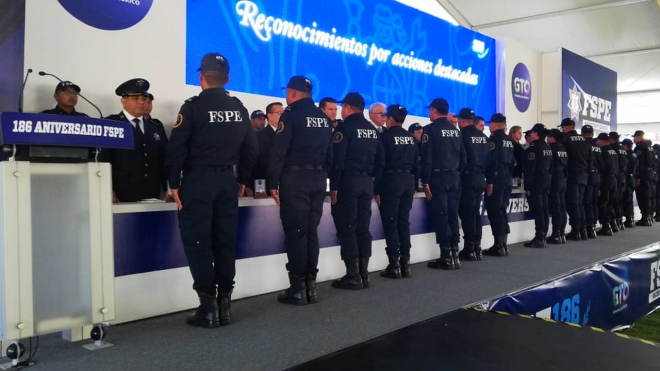Mexičtí policisté převzali nová auta, která dřív zabavili zločincům, žádná ořezávátka