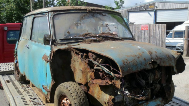 Na tohle auto před 40 léty spadla garáž. Teď se prodalo za neuvěřitelnou sumu