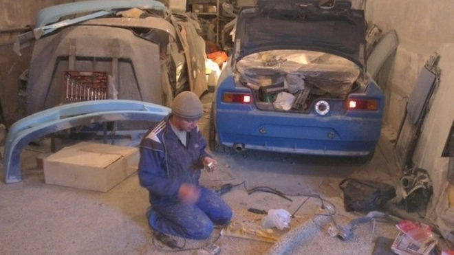 Fanda toužil po moderním Moskviči dávno po jeho krachu. Tak si ho postavil sám