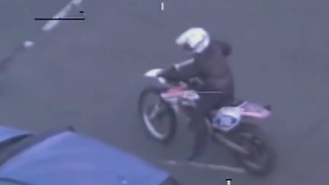 Motorkář „blbnul” v městském provozu, dostal osm měsíců natvrdo (video)