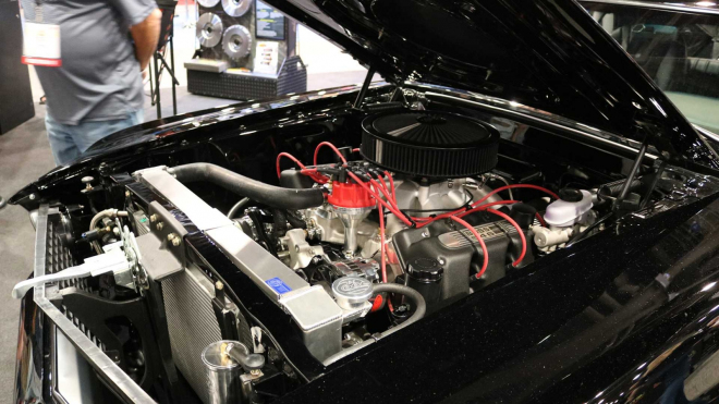 Extrémní motor 9,0 V8 s 827 koňmi v sexy retru je otevřený výsměch downsizingu
