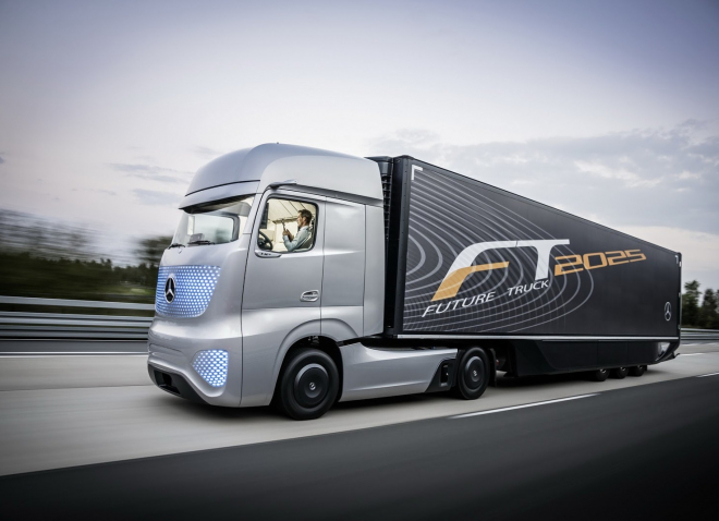 Mercedes FT je kamion budoucnosti, svítí LEDkami a řídí se sám