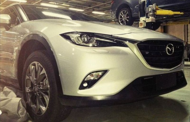 Mazda CX-4 na nových snímcích ukázala i interiér a detaily, opět bez maskování