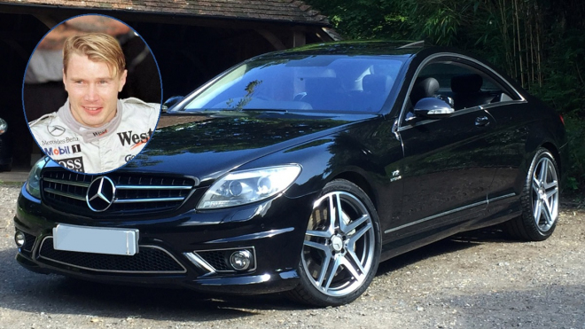 K mání je Häkkinenův vzácný Mercedes, třeba je v něm i trocha řidičského génia