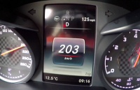 Akcelerace Mercedesu C 450 AMG Sport na 210 km/h dokazuje, že pravé AMG to prostě není (video)