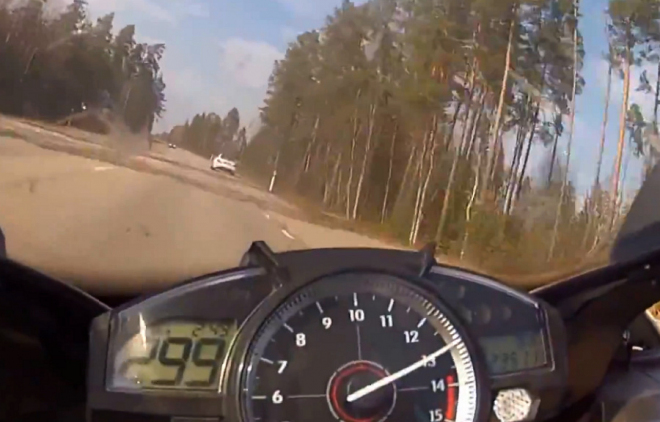 Motocykl zase jednou nestačil autu, nedokázal jet... přes 300 km/h (video)