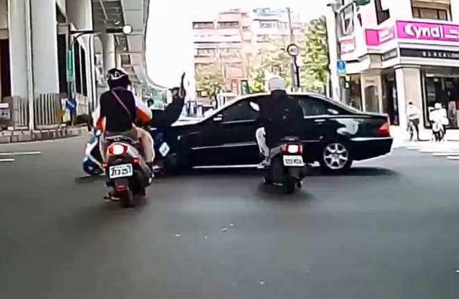 Lovec motorkářů v Mercedesu „sestřelil” tři jezdce jedním tahem (video)