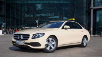 Mercedes se před léty vykašlal na taxikáře, protože mu nebyli dost nóbl. Teď by je chtěl zpátky, když mu Číňané vypalují rybník