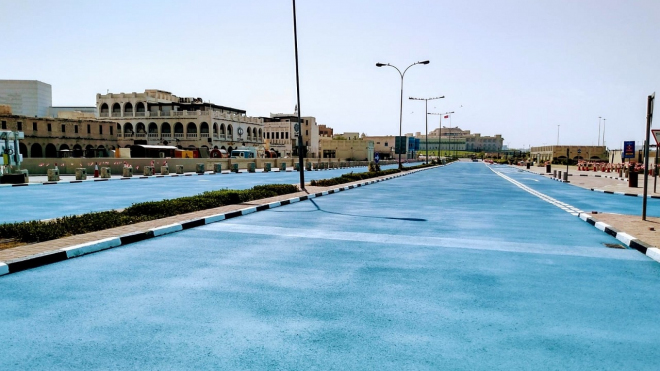 V Kataru začali malovat silnice na modro, jen pro parádu to není