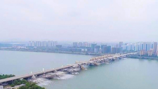 V Číně vyhodili do vzduchu most uprostřed města. Je to spektakulární podívaná