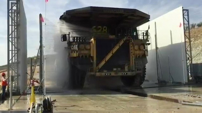 Největší auta světa se myjí v největší myčce světa, odbaví jich desítky za hodinu