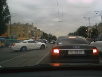 Ukrajinský drifter-amatér poslal Mustang bokem. Chodce minul, A6 trefil (video)