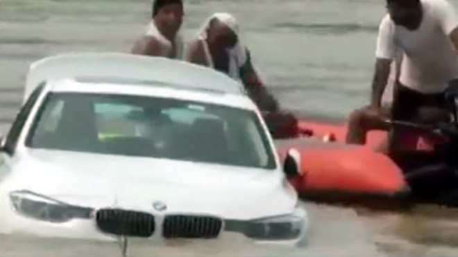 Mladík schválně utopil nové BMW, které dostal od rodičů, chtěl jiné auto