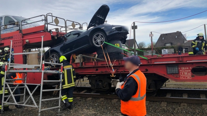 80letý muž nezvládl Porsche 911, i s dcerou je museli sundat z vlaku