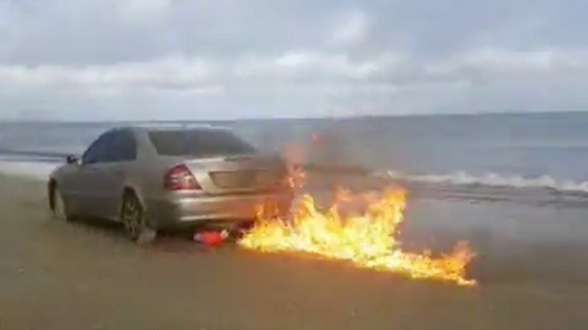 Muž v přímém přenosu zapálil vlastní Mercedes, aby prokázal lásku ke své ženě