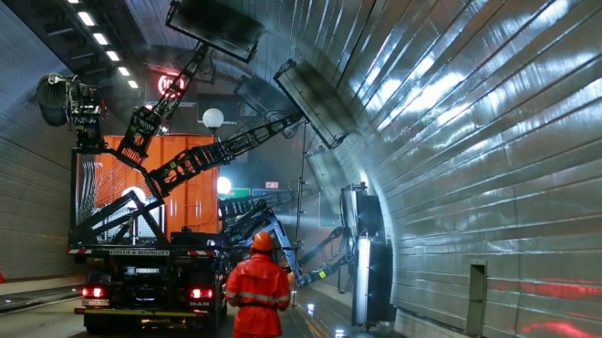 Jak se čistí tunely? Švýcaři na to mají tuhle úžasnou mašinku