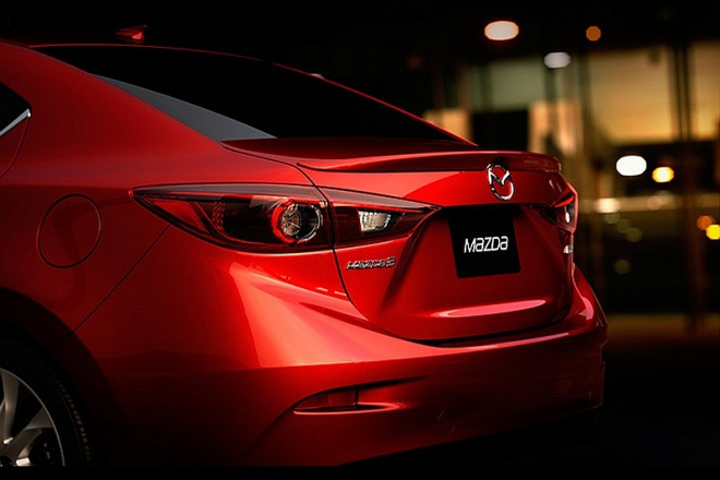 Mazda 3 Sedan 2014: první upoutávka odhalila záď s malým spoilerem