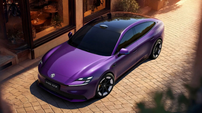Zjevně rozhozený šéf MG náhle ukončil přímý přenos z premiéry. Publikum ho vypískalo, novinka značky je okatou kopií Porsche