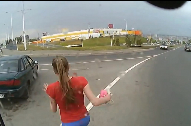 Takhle to vypadá, když v Rusku na silnici utečete hrobníkovi z lopaty (videa)