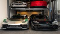 Když se máte opravdu dobře, nekoupíte si jednu silniční F1 Mercedesu, ale dvě. Protože co kdyby jedna musela na výměnu oleje za 765 tisíc, že?