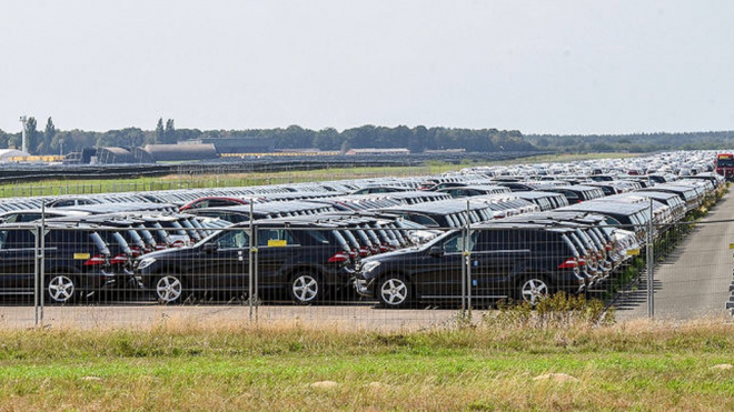 Mercedes skladuje na letišti 9 tisíc aut, do prodeje nemůže poslat jediné z nich
