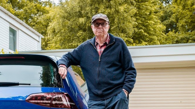 Tento muž si v 75 letech pořídil 600koňové auto. Jeho jízda teď baví internet
