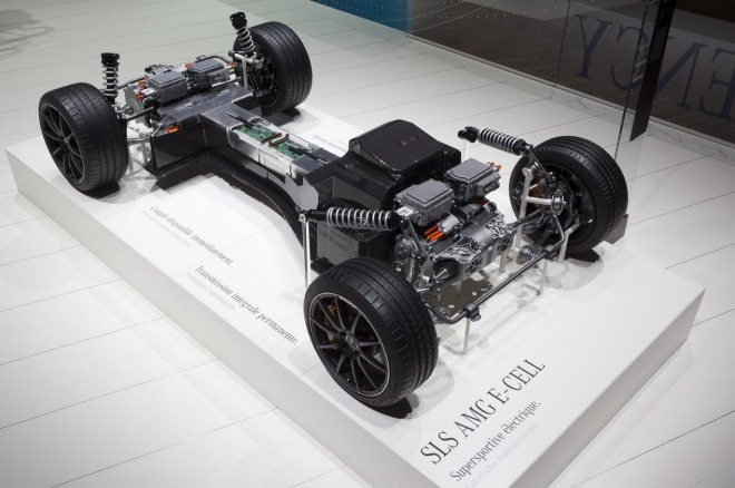 Mercedes SLS AMG E-Cell: pohled pod sukni elektrického sporťáku