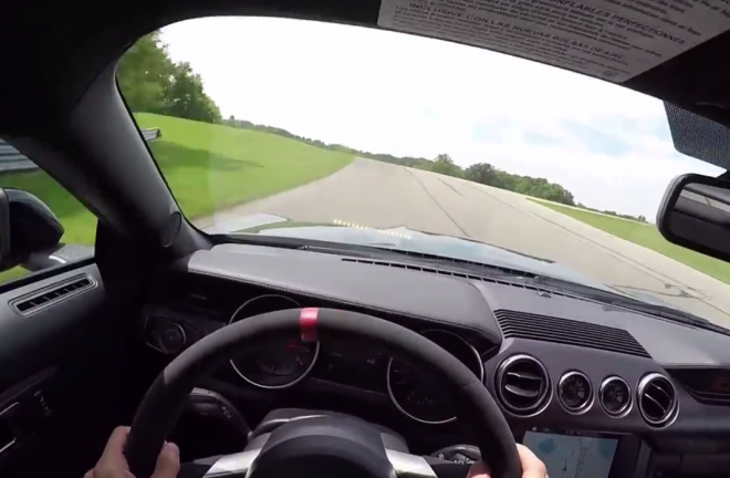 Ford Mustang Shelby GT350R řádící na okruhu nedojme jen fandy muscle cars (video)