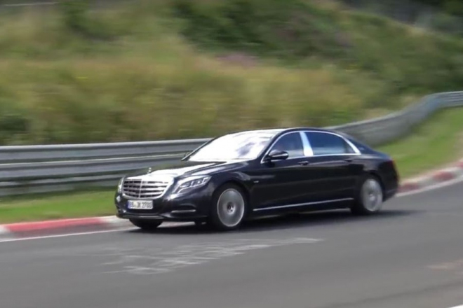 Mercedes-Maybach S 600 řádící na Ringu se nevidí, předjede i Supru (video)