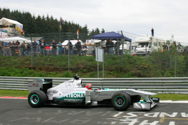 Schumacher se prohnal po Nordschleife ve Formuli 1, rekord z toho nebyl