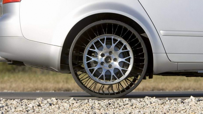 Revoluční pneu, jež nemusíte dofukovat a „nepíchnete” je, mohou konečně na silnice