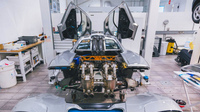 Servis po léta nejrychlejšího auta světa teprve odhaluje genialitu jeho konstrukce