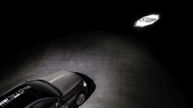 Mercedes představil nová světla. Jsou tak přesná, že na silnici promítnou cokoli