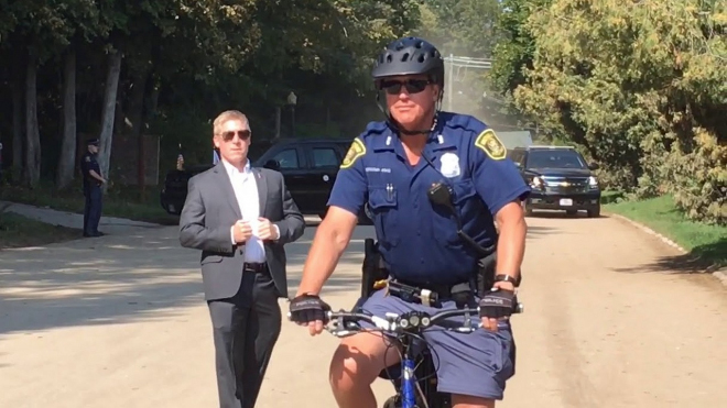 Viceprezident USA projel autem ostrovem, kde jsou zakázaná a na kolech jezdí i policie